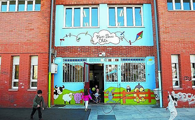 Entrada al edificio de Educación Infantil de Harri Berri Oleta, donde se cubrirá el patio