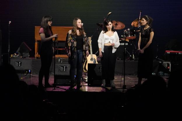 Elena Setién, Olatz Salvador, Sara Mansilla e Izaro, ayer al final de su función en Donostia. 