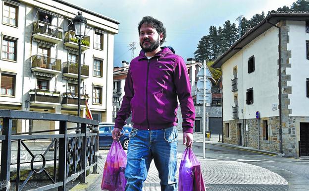 Txomin Alberdi aprovechó un rato de la mañana para acercarse al centro de Antzuola y realizar algunas compras.