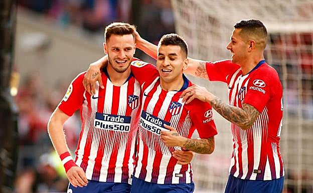 Saúl, Correa y Vitolo celebran el único gol del partido.