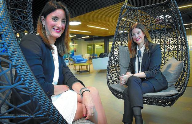 Mari Carmen, la directora de compras y logística, y Ana, la directora de Recursos Humano, en las instalaciones de Angulas Aguinaga en Irura, donde llevan trabajando juntas casi veinte años. 