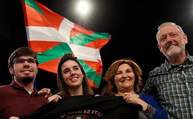 La portavoz de Unidos Podemos en el Congreso, Irene Montero, y el secretario general de la formación morada en Euskadi, Lander Martínez , han intervenido durante el un acto electoral que ha tenido lugar en Donostia. 