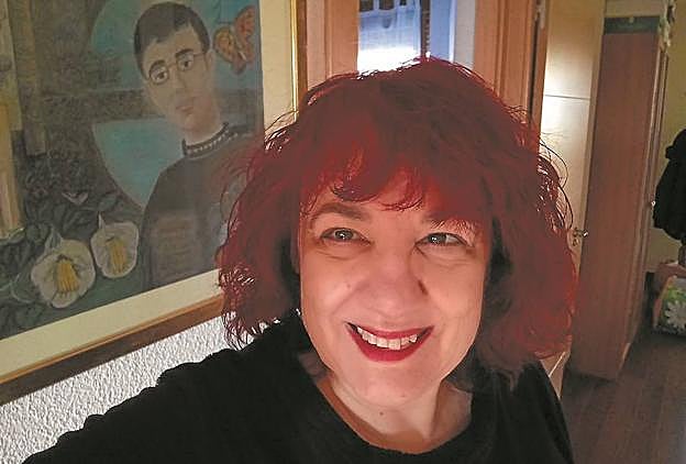 Marisol Pérez Ruano ante el retrato de su hijo Rodrigo, una de las 191 víctimas de los atentados de Madrid.