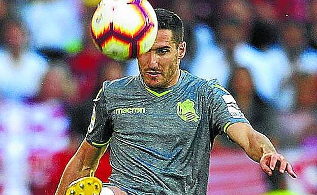 Joseba Zaldua intenta controlar el balón