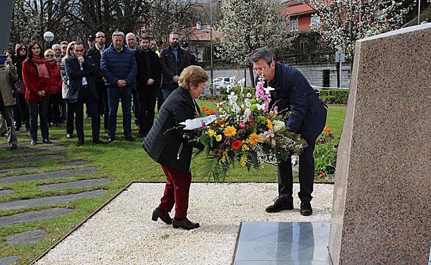 Imagen de la ofrenda floral que ha tenido lugar en Irun en el monolito de recuerdo a las víctimas del terrorismo.