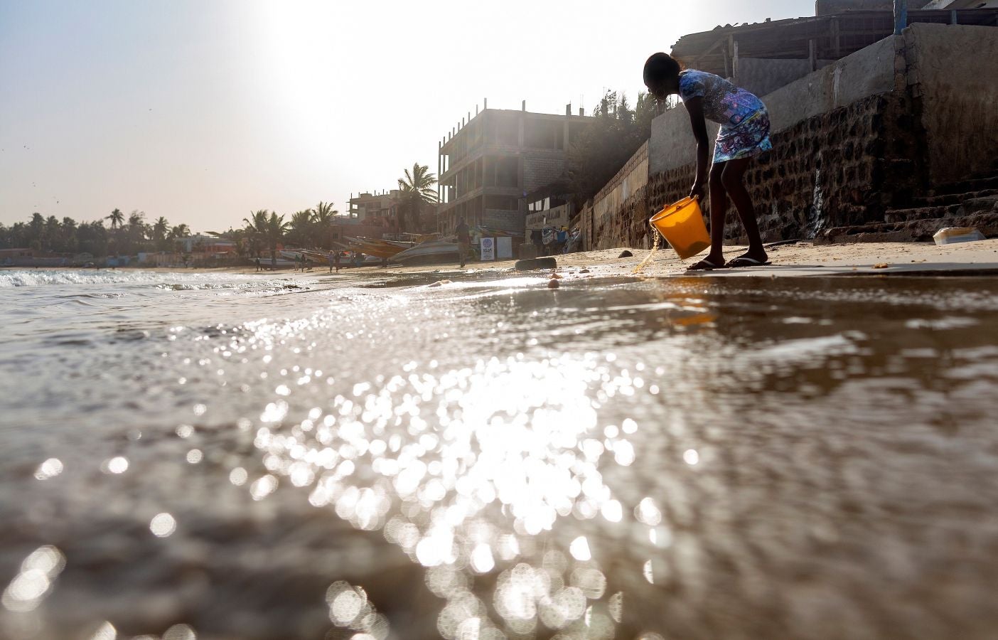 El país africano desecha cada año decenas de miles de toneladas de plástico que acaba en el fondo del océano. Un problema que no solo afecta a su población costera, sino también a su economía. Debido a la falta de mecanismos de gestión de estos residuos por parte de los ayuntamientos, las comunidades han realizado sus propias limpiezas en algunas aldeas. Los ecologistas piden un cambio de política respecto al uso del plástico por parte del gobierno de Senegal.