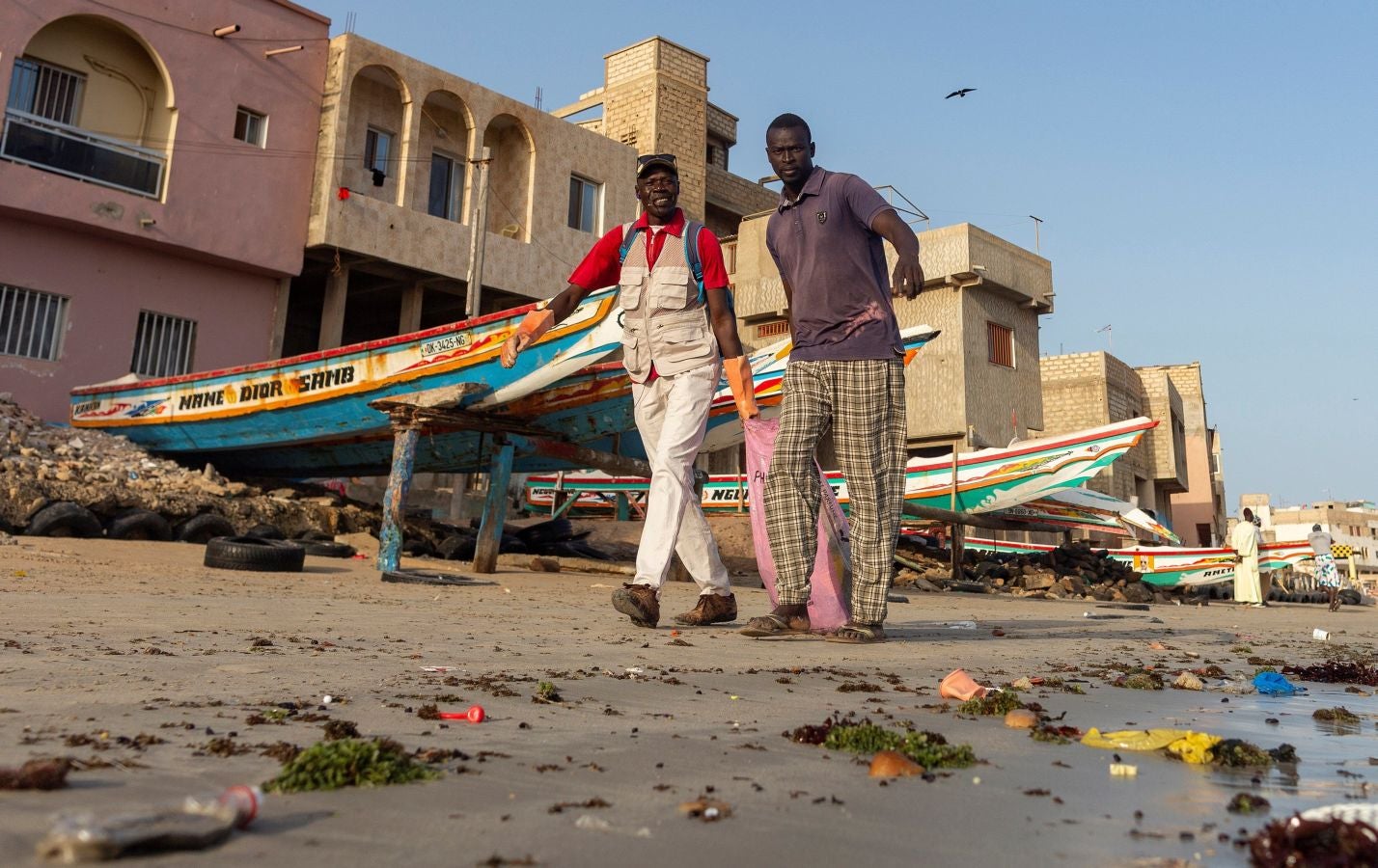 El país africano desecha cada año decenas de miles de toneladas de plástico que acaba en el fondo del océano. Un problema que no solo afecta a su población costera, sino también a su economía. Debido a la falta de mecanismos de gestión de estos residuos por parte de los ayuntamientos, las comunidades han realizado sus propias limpiezas en algunas aldeas. Los ecologistas piden un cambio de política respecto al uso del plástico por parte del gobierno de Senegal.