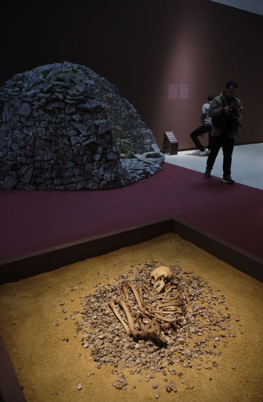 Una exposción que desde este martes se puede ver en el museo donostiarra de San Telmo, un completo recorrido por el capítulo final de la vida y todo lo que gira a su alrededor. La muestra, que permanecerá abierta hasta finales del mes de mayo, repasa las diferentes caras de la muerte.