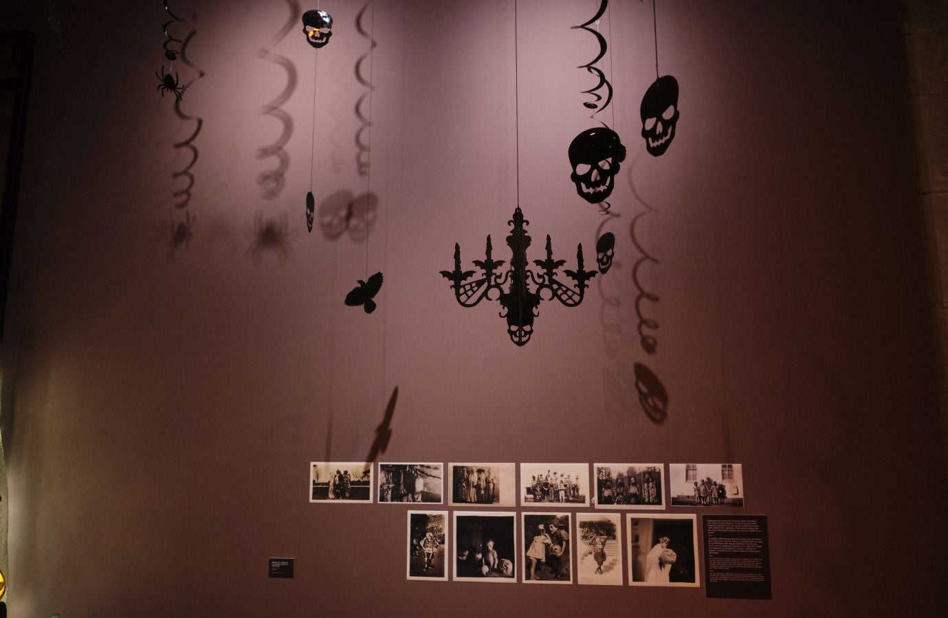 Una exposción que desde este martes se puede ver en el museo donostiarra de San Telmo, un completo recorrido por el capítulo final de la vida y todo lo que gira a su alrededor. La muestra, que permanecerá abierta hasta finales del mes de mayo, repasa las diferentes caras de la muerte.