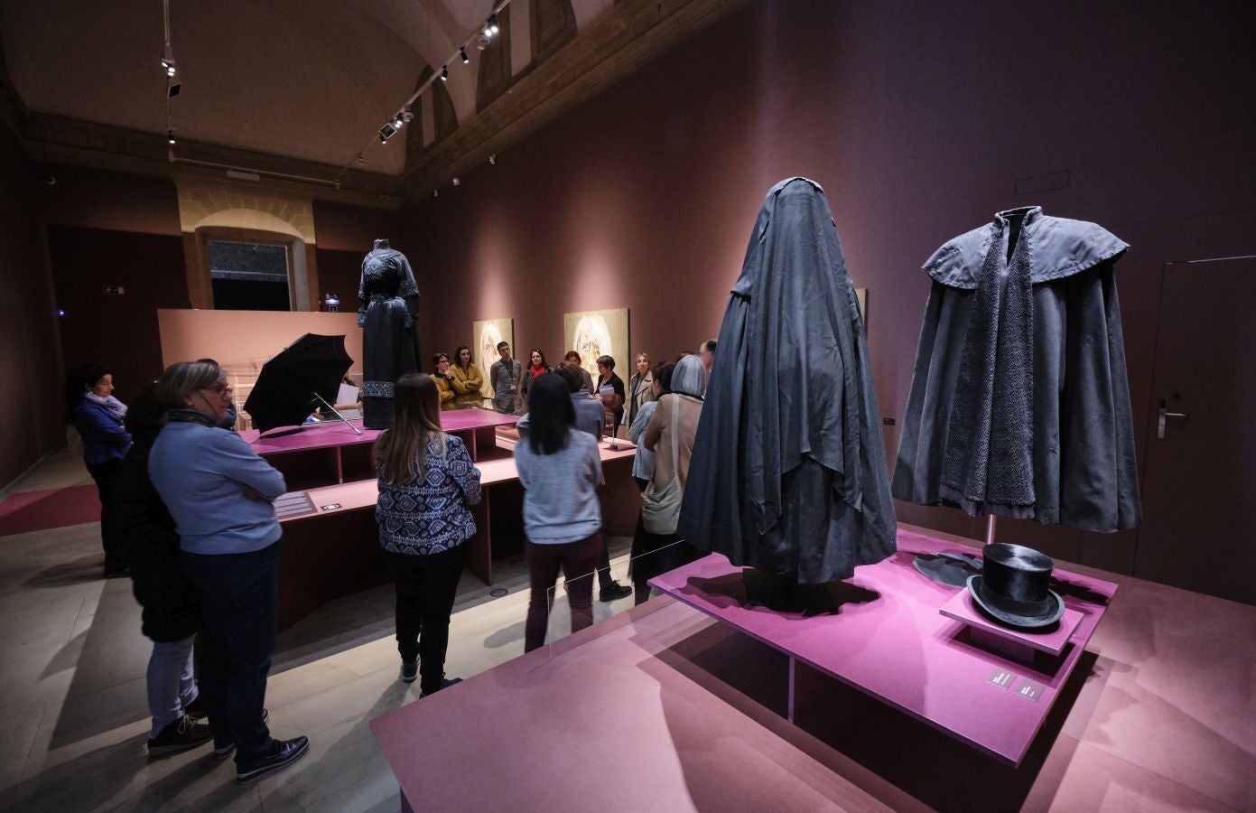 Una exposción que desde este martes se puede ver en el museo donostiarra de San Telmo, un completo recorrido por el capítulo final de la vida y todo lo que gira a su alrededor. La muestra, que permanecerá abierta hasta finales del mes de mayo, repasa las diferentes caras de la muerte.