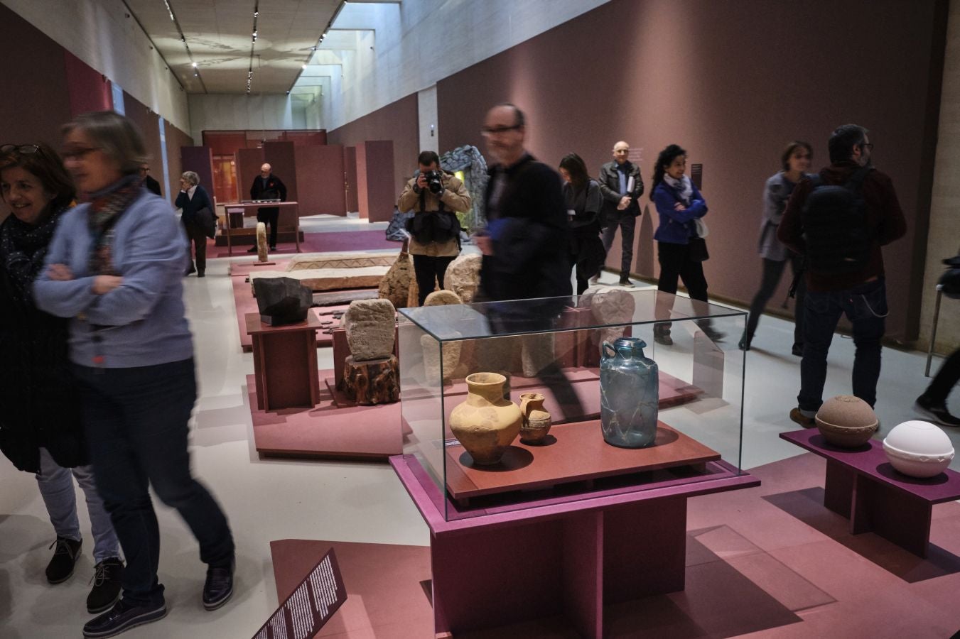 Una exposción que desde este martes se puede ver en el museo donostiarra de San Telmo, un completo recorrido por el capítulo final de la vida y todo lo que gira a su alrededor. La muestra, que permanecerá abierta hasta finales del mes de mayo, repasa las diferentes caras de la muerte.