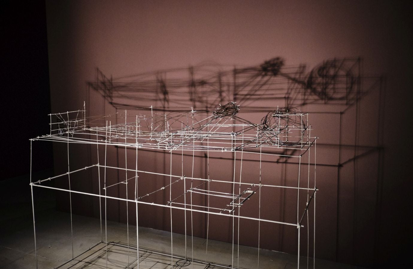 Una exposción que desde este martes se puede ver en el museo donostiarra de San Telmo, un completo recorrido por el capítulo final de la vida y todo lo que gira a su alrededor. La muestra, que permanecerá abierta hasta finales del mes de mayo, repasa las diferentes caras de la muerte.