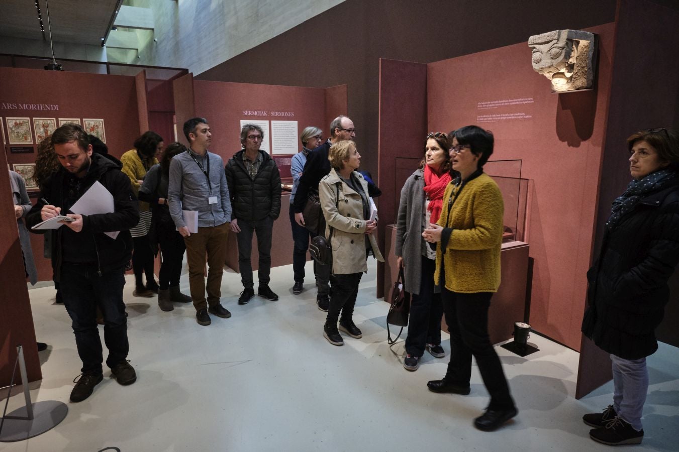 Una exposción que desde este martes se puede ver en el museo donostiarra de San Telmo, un completo recorrido por el capítulo final de la vida y todo lo que gira a su alrededor. La muestra, que permanecerá abierta hasta finales del mes de mayo, repasa las diferentes caras de la muerte.