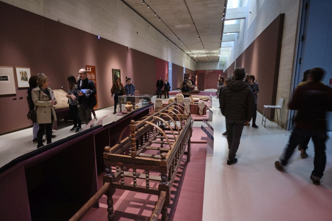 Una exposción que desde este martes se puede ver en el museo donostiarra de San Telmo, un completo recorrido por el capítulo final de la vida y todo lo que gira a su alrededor. La muestra, que permanecerá abierta hasta finales del mes de mayo, repasa las diferentes caras de la muerte.