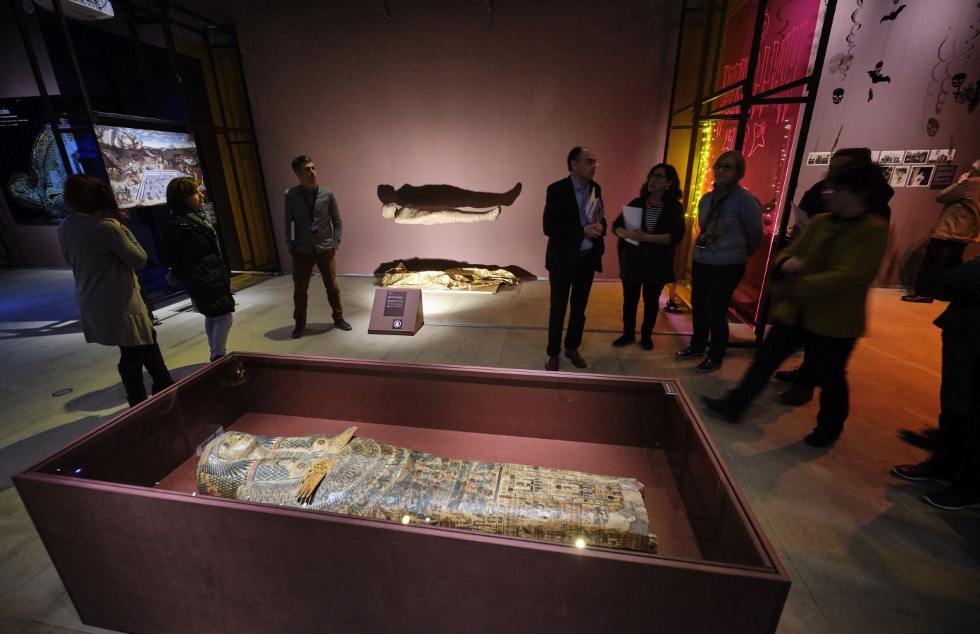 Una exposción que desde este martes se puede ver en el museo donostiarra de San Telmo, un completo recorrido por el capítulo final de la vida y todo lo que gira a su alrededor. La muestra, que permanecerá abierta hasta finales del mes de mayo, repasa las diferentes caras de la muerte.