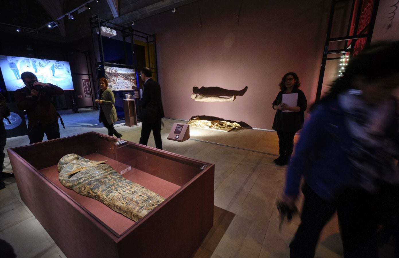 Una exposción que desde este martes se puede ver en el museo donostiarra de San Telmo, un completo recorrido por el capítulo final de la vida y todo lo que gira a su alrededor. La muestra, que permanecerá abierta hasta finales del mes de mayo, repasa las diferentes caras de la muerte.