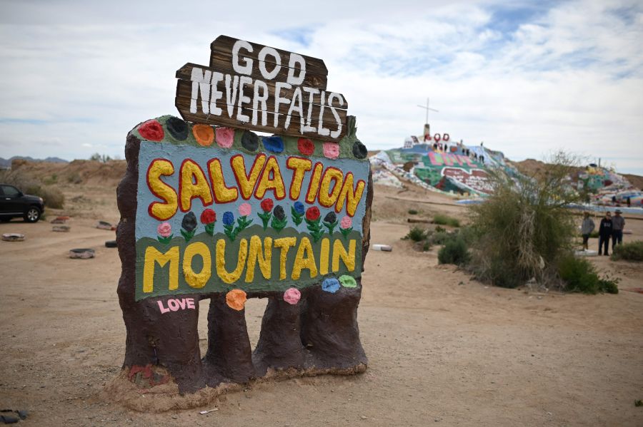 Situada en el desierto de California 'Salvation Mountain' es un atípico destino turístico. A medio camino entre la religión, la defensa del medio ambiente, el pacifismo y las corrientes de pensamiento más alternativas.