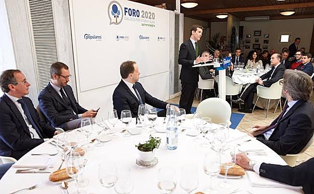El presidente del PP, Pablo Casado, en el 'Foro Empresarial 2020 Diálogos por Vitoria y Álava. Revolución fiscal para un entorno competitivo'