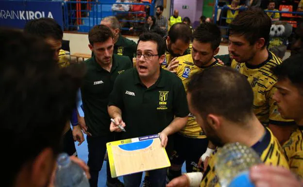 Jacobo Cuétara da instrucciones a sus jugadores en un partido de esta temporada.