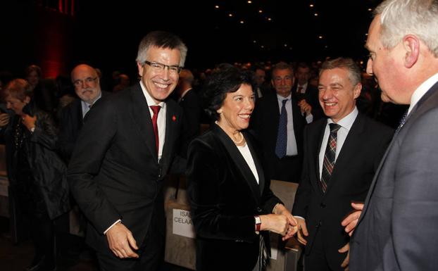 El presidente de la corporación Mondragón Iñigo Ucín saluda a la ministra Celáa en presencia del lehendakari Iñigo Urkullu y de Agustín Markaide