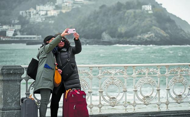 Dos turistas se sacan una foto frente a la bahía de La Concha el pasado puente de diciembre.