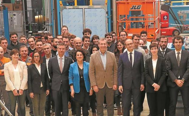 Markel Olano y Ainhoa Aizpuru con los trabajadores de Loire Gestamp en la visita realizada ayer.