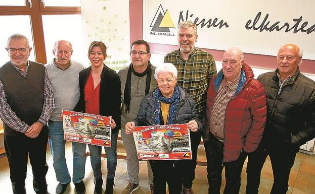 Diversos miembros de Niessen Elkartea, AFAGI y Easo Abesbatza en la presentación de las jornadas. 