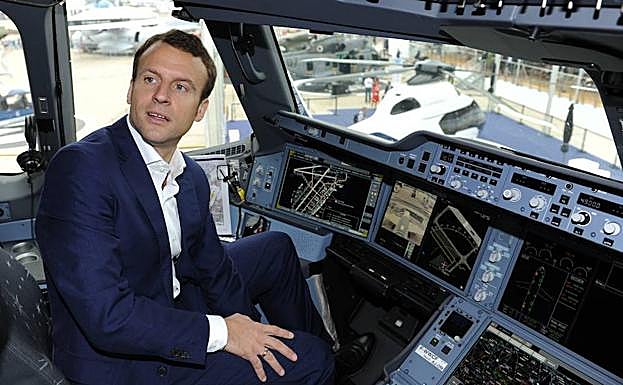 El presidente de Francia, Enmanuel Macron, en la cabina de un Airbus A 350 XWB.