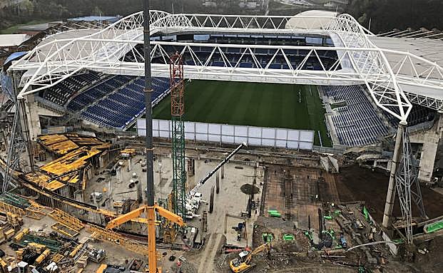Vista aérea de la construcción de la grada norte