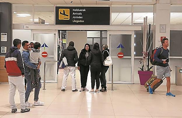 Un grupo de pasajeros llega al Aeropuerto de San Sebastián.