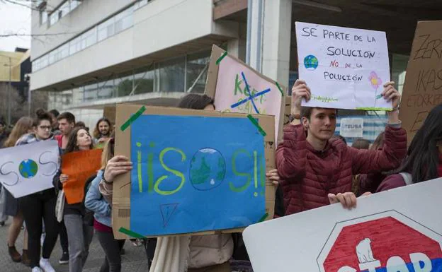 Estudiantes de todas las edades, grados y colegios se manifestaron ayer en el centro Ignacio María Barriola de la UPV/EHU de Donostia