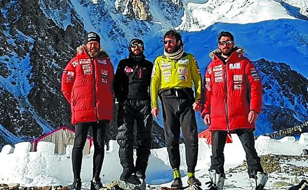 Alex Txikon y su equipo recién llegados al campo base del K-2 tras su intervención en la búsqueda de los fallecidos en el Nanga Parbat. 