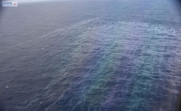 La gran mancha de hidrocarburo no llegará este fin de semana a la costa vasca