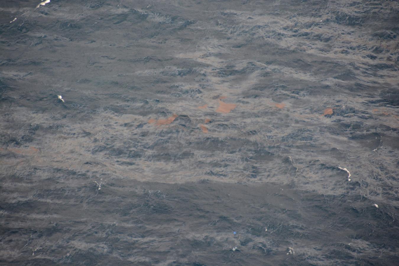 Dos manchas de fuel de un naufragio amenazan con llegar a Las Landas. Las dos manchas de hidrocarburos procedentes del naufragio del buque 'Grande America', hundido frente a La Rochelle el pasado martes, avanzan hacia las costas francesas y podrían llegar hasta Las Landas. El buque, que llevaba a bordo sustancias peligrosas y 2.200 toneladas de fueloil. 