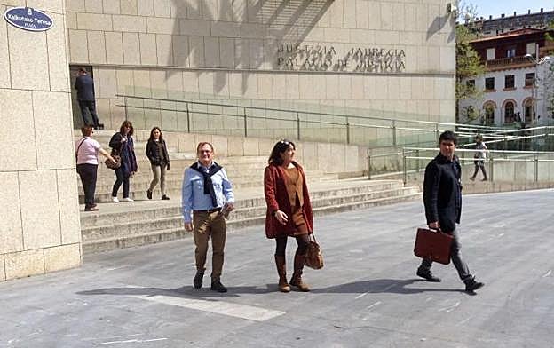 Camio, a la izquierda, sale del juzgado con su abogada, Leticia Eizaguirre, y el letrado de Argilagos, Mikel Elorza.
