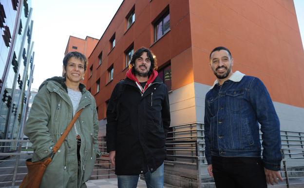 Marta Macho, Manoel Martínez y Roberto Sánchez, ante el hospital de Arrasate, donde trabajan.