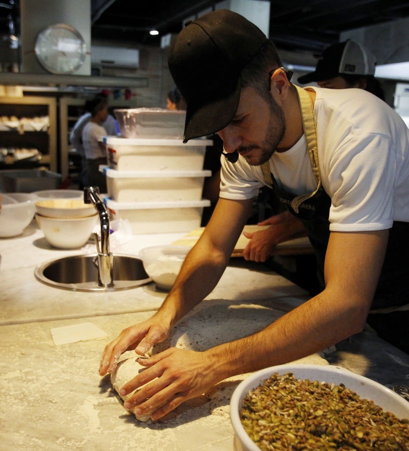 Morera atribuye la actual mala reputación del producto a «panes hechos en un par de horas, con ingredientes refinados y sin fibra, además de estar cargados de azúcar y grasa».