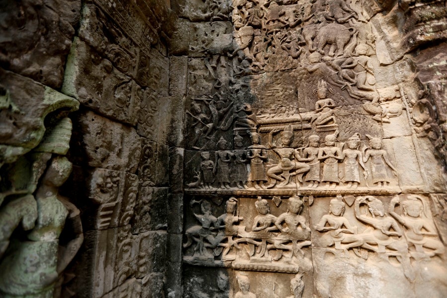 El templo de Ta Prohm se esconde en el frondoso bosque de la provincia de Siem Reap, Camboya. La construcción, de finales del siglo XII, es famosa por integrarse con la naturaleza y por haber sido escenario del vídeo juego de Tom Raider. 