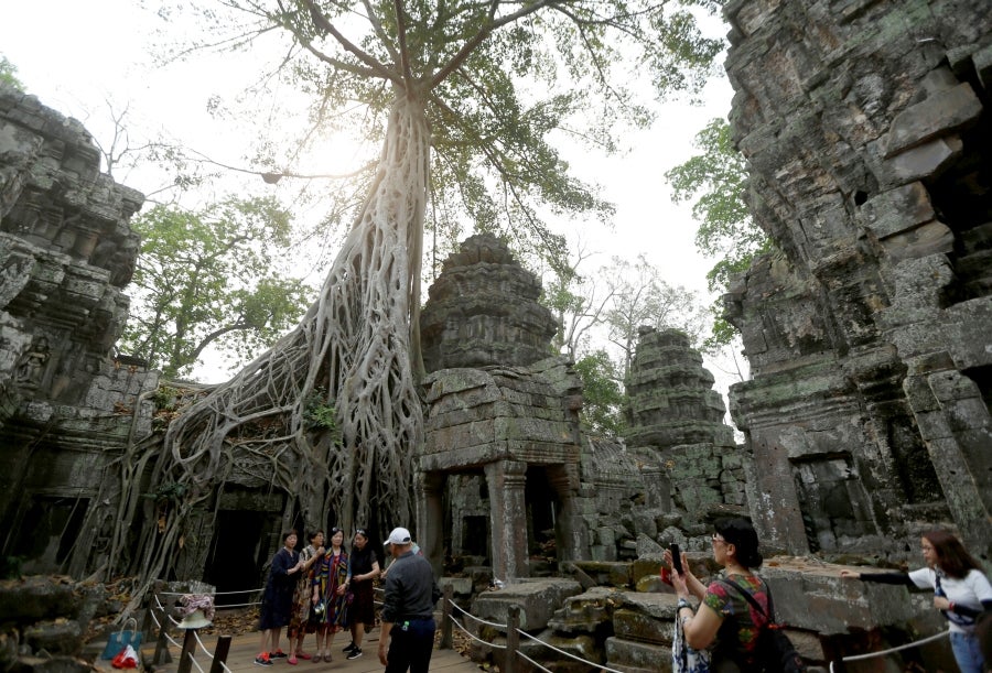 El templo de Ta Prohm se esconde en el frondoso bosque de la provincia de Siem Reap, Camboya. La construcción, de finales del siglo XII, es famosa por integrarse con la naturaleza y por haber sido escenario del vídeo juego de Tom Raider. 