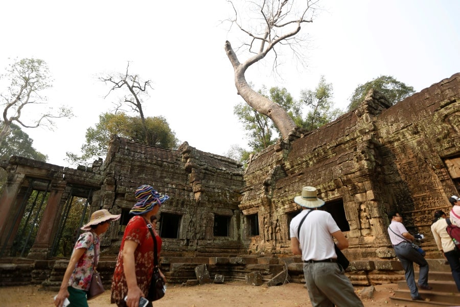 El templo de Ta Prohm se esconde en el frondoso bosque de la provincia de Siem Reap, Camboya. La construcción, de finales del siglo XII, es famosa por integrarse con la naturaleza y por haber sido escenario del vídeo juego de Tom Raider. 