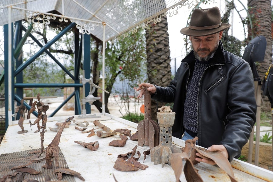 Un violinista, un granjero que labra el campo y un gallo con hélice en una cabeza. Todos fueron una vez cohetes, proyectiles de artillería o balas que cayeron en los campos de batalla del Líbano. Como recuerdo de la Historia reciente, el artista Charles Nassar ha transformado los restos oscuros y desordenados de la guerra en esculturas. «Odio la metralla pero, al mismo tiempo, me encanta», confesó el escultor.