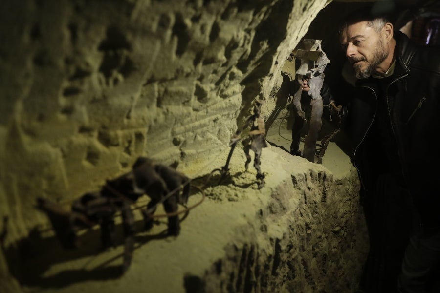 Un violinista, un granjero que labra el campo y un gallo con hélice en una cabeza. Todos fueron una vez cohetes, proyectiles de artillería o balas que cayeron en los campos de batalla del Líbano. Como recuerdo de la Historia reciente, el artista Charles Nassar ha transformado los restos oscuros y desordenados de la guerra en esculturas. «Odio la metralla pero, al mismo tiempo, me encanta», confesó el escultor.
