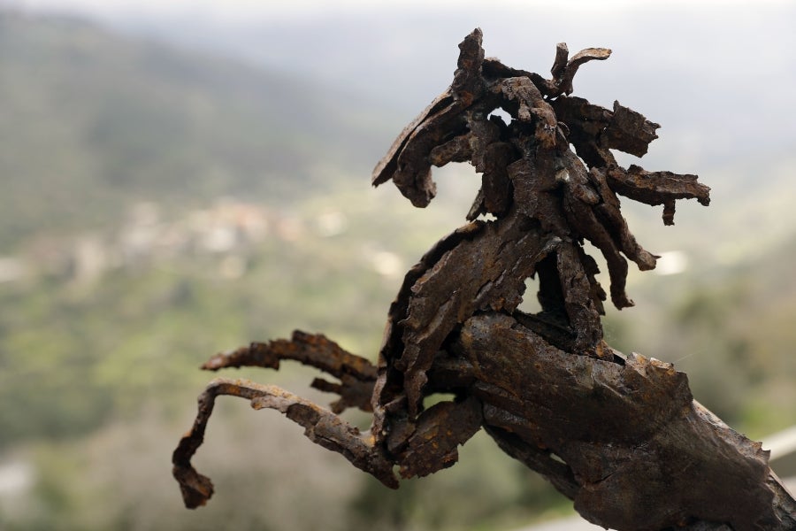 Un violinista, un granjero que labra el campo y un gallo con hélice en una cabeza. Todos fueron una vez cohetes, proyectiles de artillería o balas que cayeron en los campos de batalla del Líbano. Como recuerdo de la Historia reciente, el artista Charles Nassar ha transformado los restos oscuros y desordenados de la guerra en esculturas. «Odio la metralla pero, al mismo tiempo, me encanta», confesó el escultor.