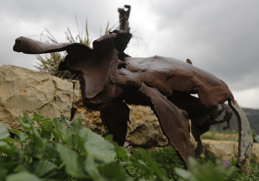Un violinista, un granjero que labra el campo y un gallo con hélice en una cabeza. Todos fueron una vez cohetes, proyectiles de artillería o balas que cayeron en los campos de batalla del Líbano. Como recuerdo de la Historia reciente, el artista Charles Nassar ha transformado los restos oscuros y desordenados de la guerra en esculturas. «Odio la metralla pero, al mismo tiempo, me encanta», confesó el escultor.