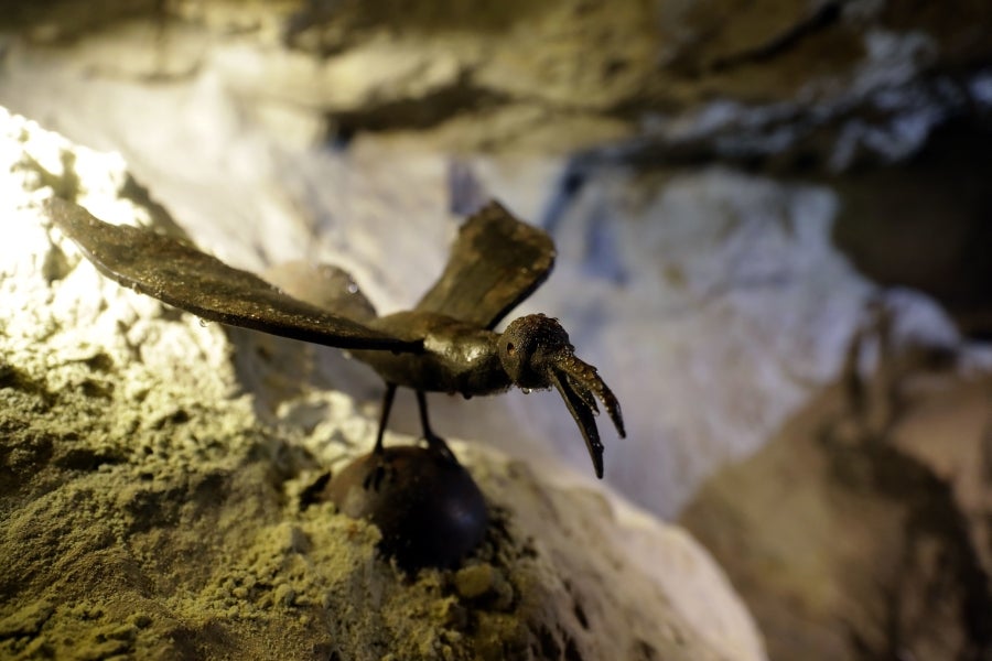 Un violinista, un granjero que labra el campo y un gallo con hélice en una cabeza. Todos fueron una vez cohetes, proyectiles de artillería o balas que cayeron en los campos de batalla del Líbano. Como recuerdo de la Historia reciente, el artista Charles Nassar ha transformado los restos oscuros y desordenados de la guerra en esculturas. «Odio la metralla pero, al mismo tiempo, me encanta», confesó el escultor.