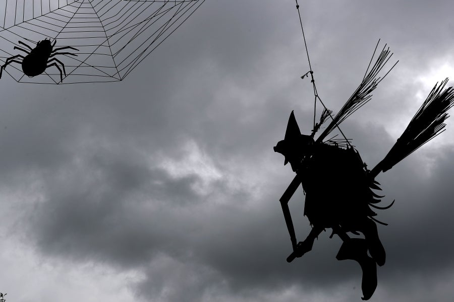 Un violinista, un granjero que labra el campo y un gallo con hélice en una cabeza. Todos fueron una vez cohetes, proyectiles de artillería o balas que cayeron en los campos de batalla del Líbano. Como recuerdo de la Historia reciente, el artista Charles Nassar ha transformado los restos oscuros y desordenados de la guerra en esculturas. «Odio la metralla pero, al mismo tiempo, me encanta», confesó el escultor.