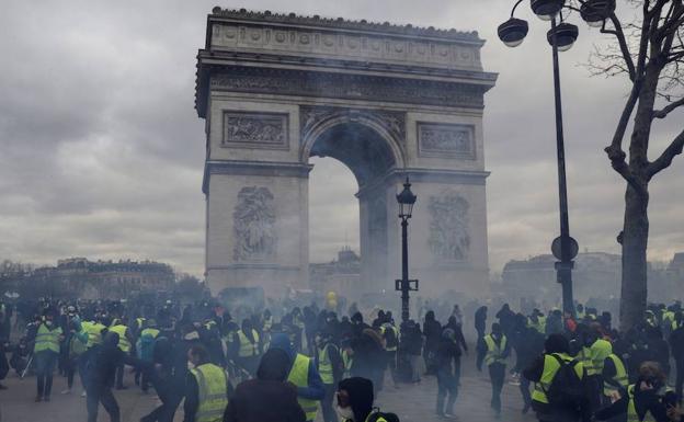 Los 'chalecos amarillos' protagonizan disturbios en las inmediaciones del Arco del Triunfo de París.