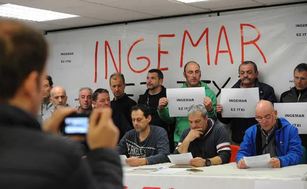 Trabajadores de Ingemar mostraron carteles contra el cierre de la planta de Usurbil.