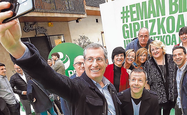 Olano y Egibar en Azpeitia con los candidatos de Deba-Urola. 