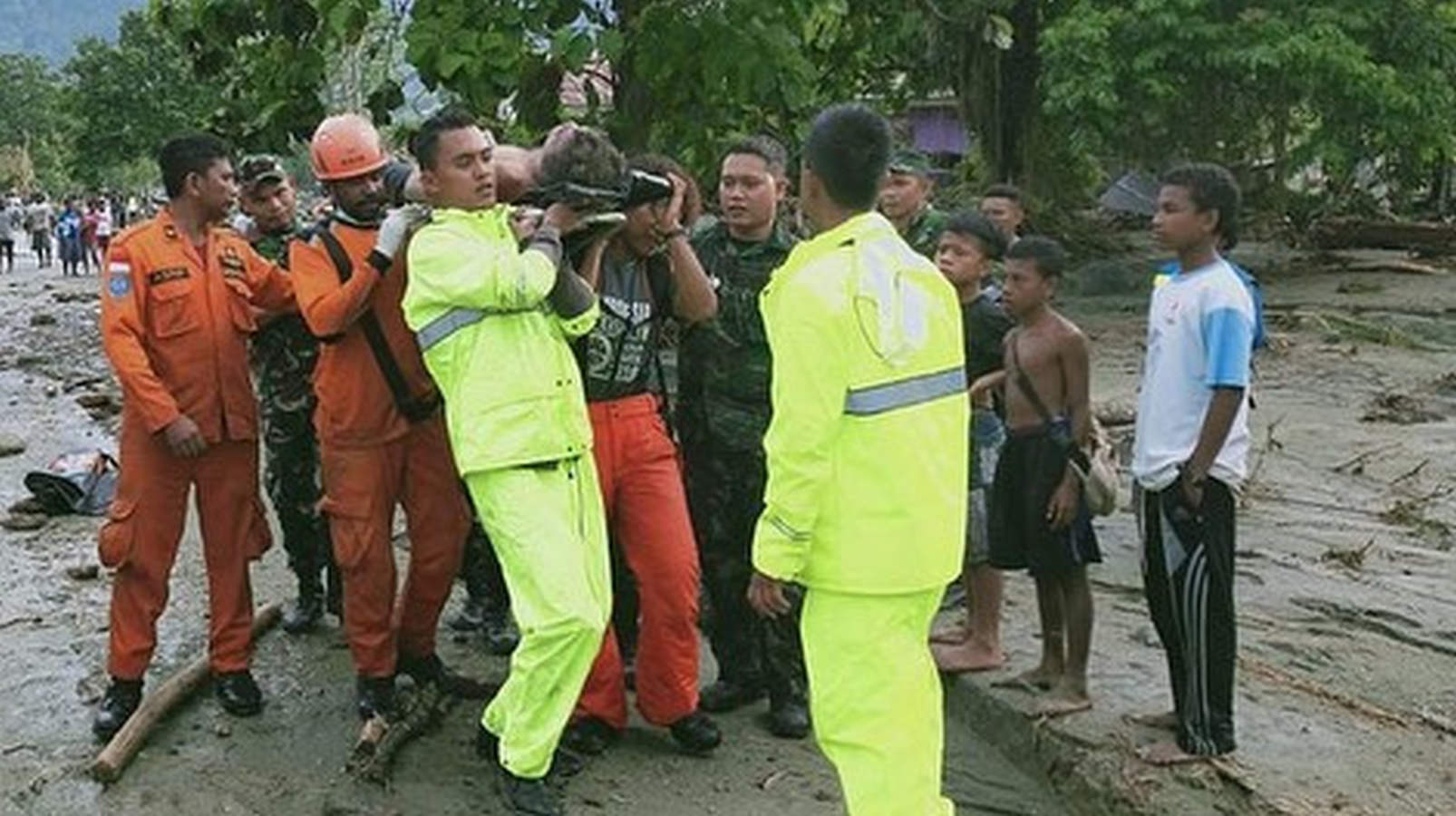 Las inundaciones, en Sentani, cerca de la capital provincial, Jayapura, que arrasan partes de la provincia de Papúa, en Indonesia, dejaron un saldo de al menos 50 personas muertas. 